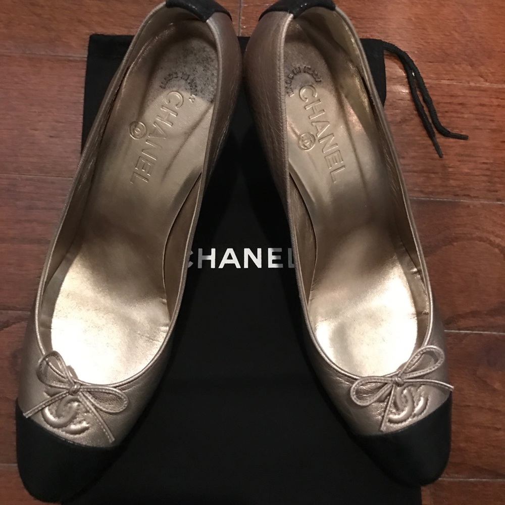 Chanel gold & black leather ,  CC  & bow, size 40.